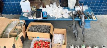 Rifles, drogas e granadas são apreendidos em Tancredo Neves   